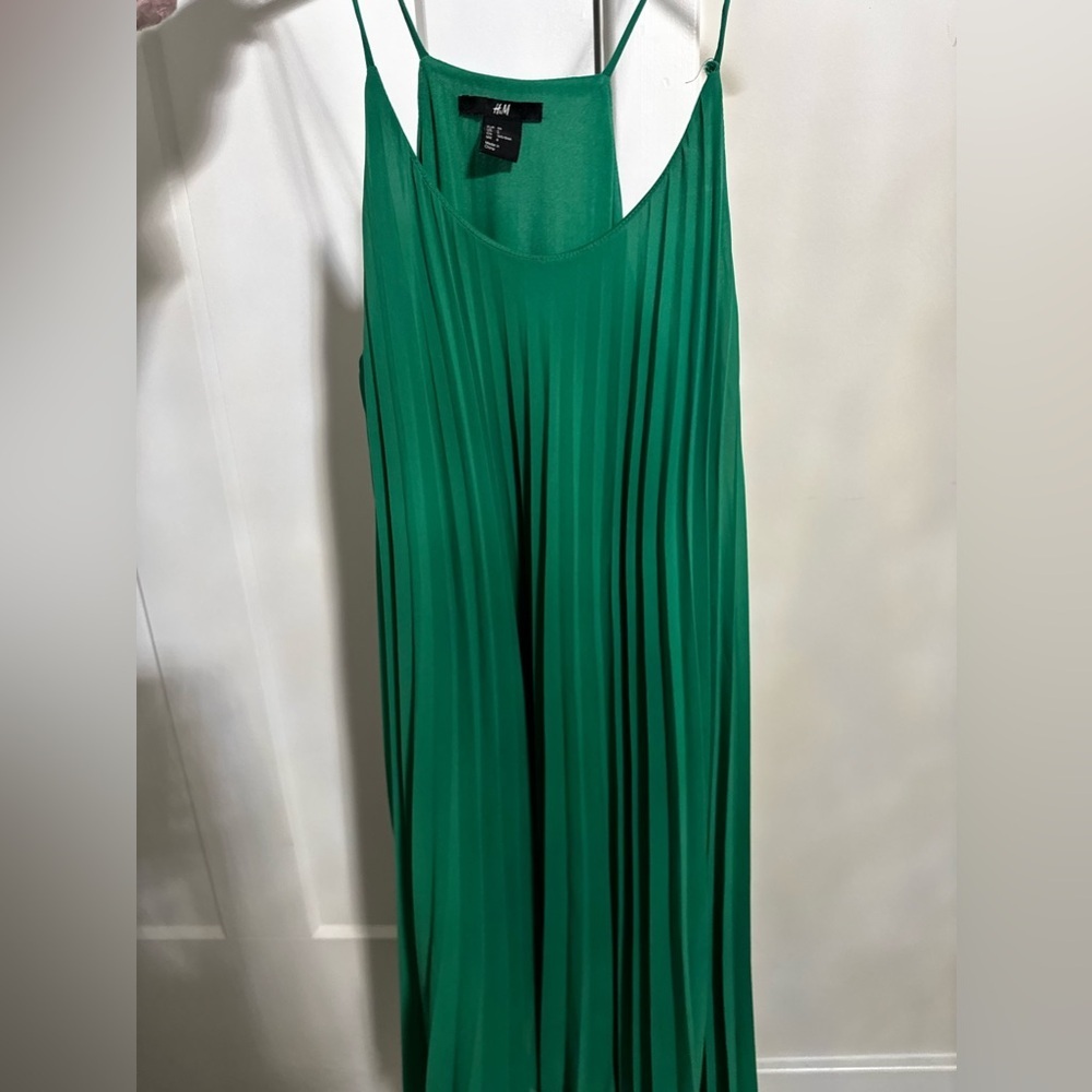 H&M pleated dress with spaghetti straps. Size 6. Runs big - Picture 3 of 7